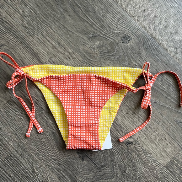 Solid & Striped bikini
THE REVERSIBLE IRIS BOTTOM - Picture 3 of 6